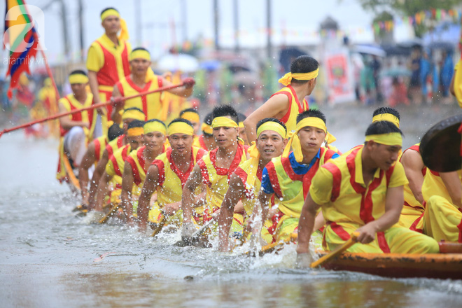 Thuỷ chiến ngay trên sông trong lễ hội đua thuyền làng Đăm Thuỷ chiến ngay trên sông trong lễ hội đua thuyền làng Đăm